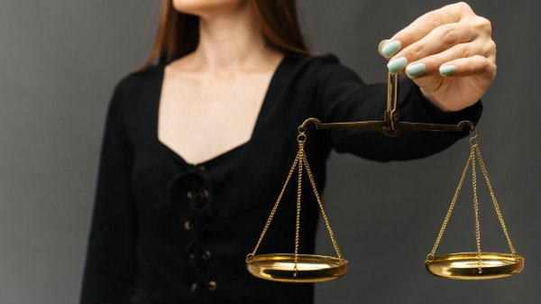 Девушка с весами