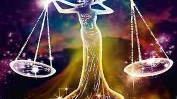 Девушка с весами