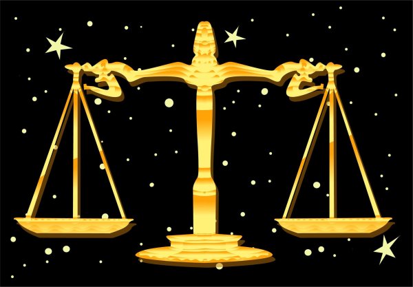 Девушка с весами