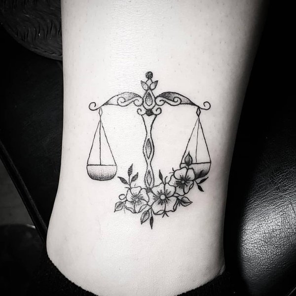 Девушка с весами