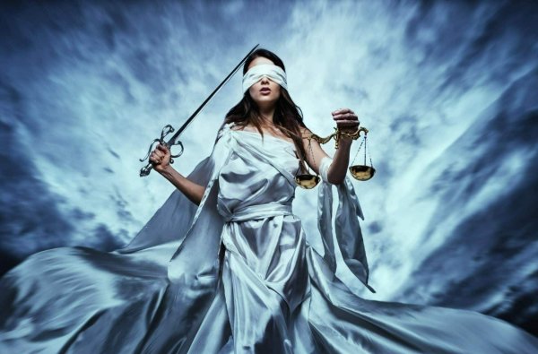 Девушка с весами