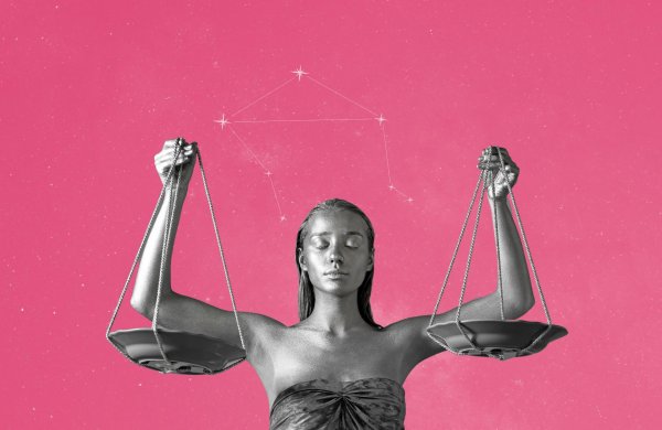 Девушка с весами