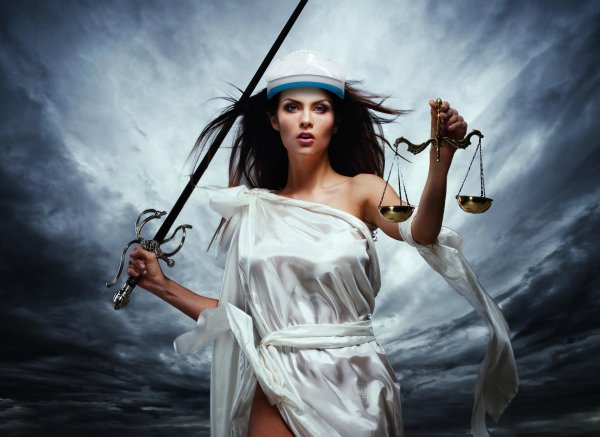 Девушка с весами