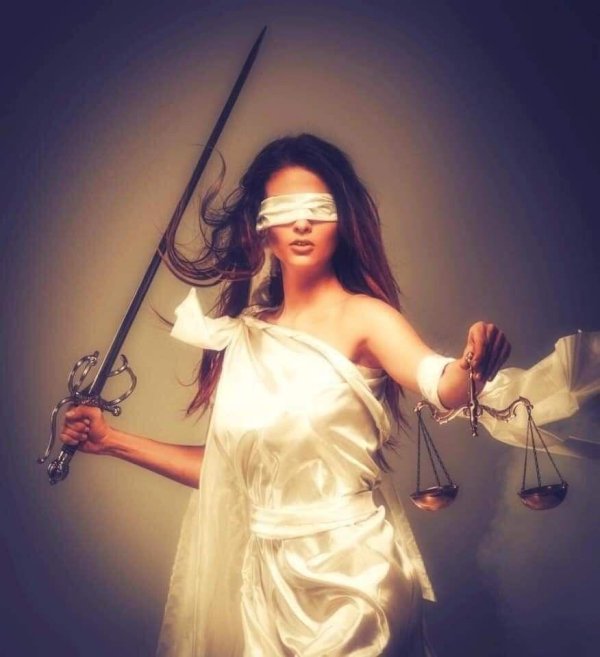 Девушка с весами