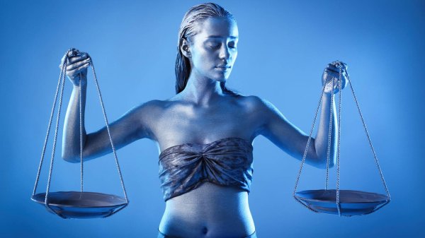 Девушка с весами