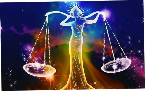 Девушка с весами