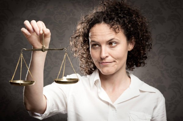 Девушка с весами