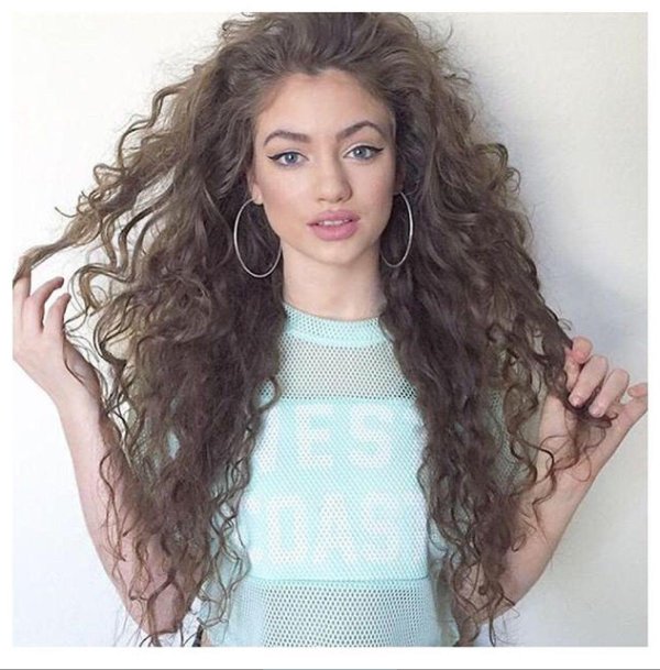 С кудрявыми девушками