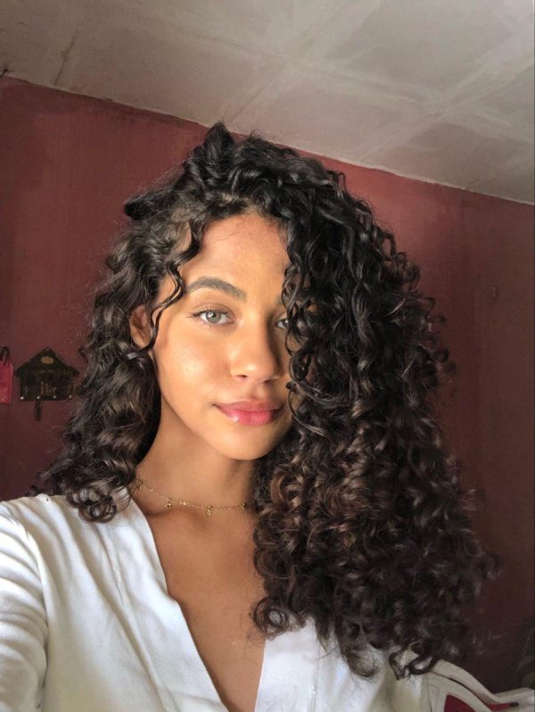 С кудрявыми девушками