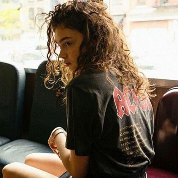 С кудрявыми девушками