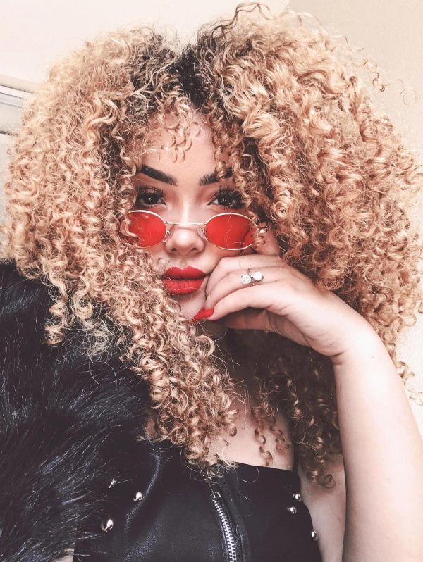 С кудрявыми девушками