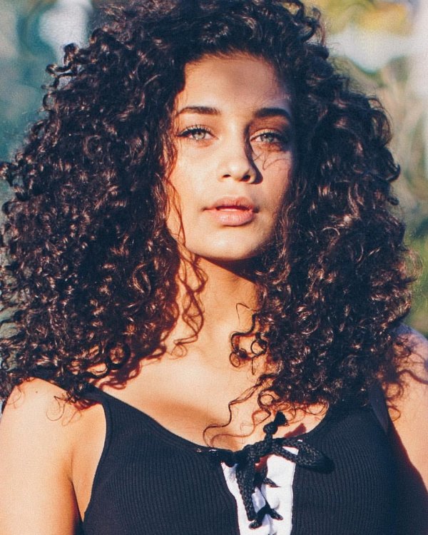 С кудрявыми девушками