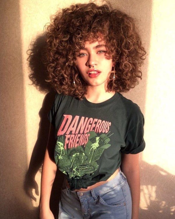 С кудрявыми девушками