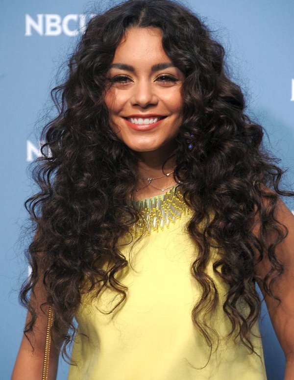 С кудрявыми девушками