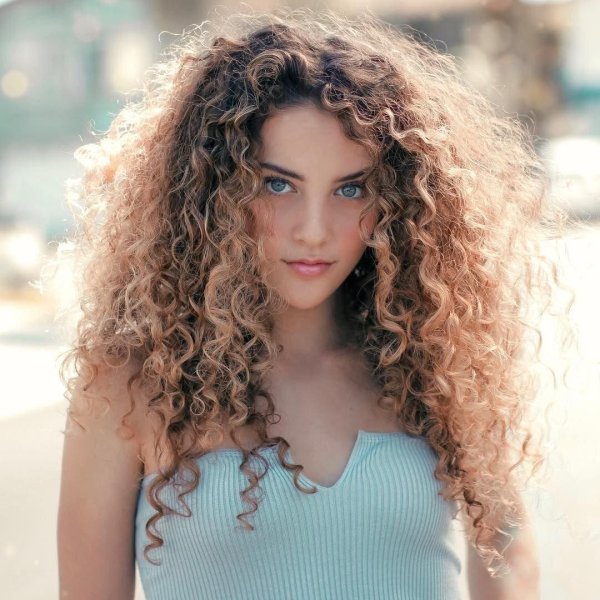 С кудрявыми девушками