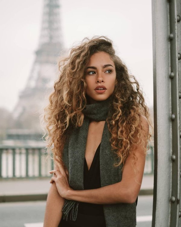 С кудрявыми девушками