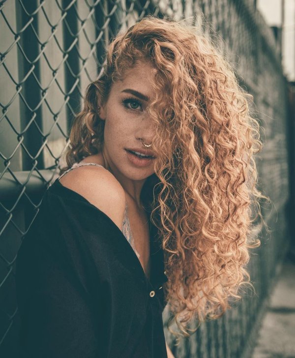 С кудрявыми девушками