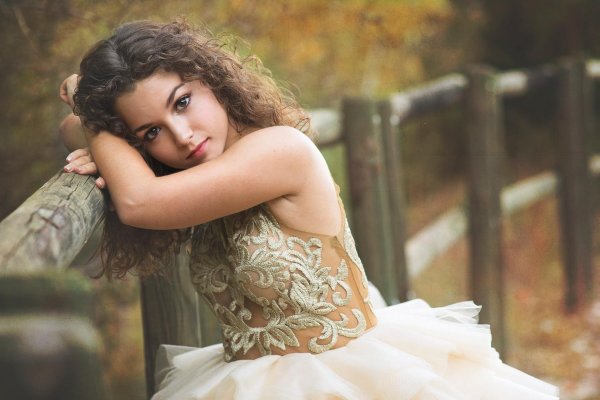 С кудрявыми девушками