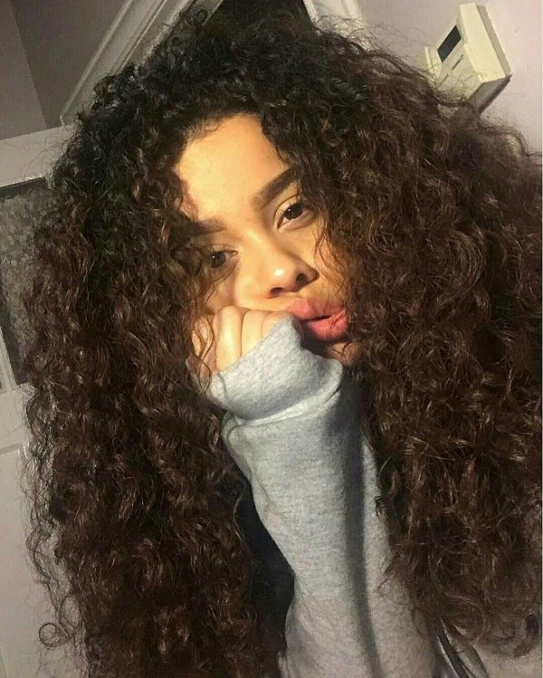 С кудрявыми девушками