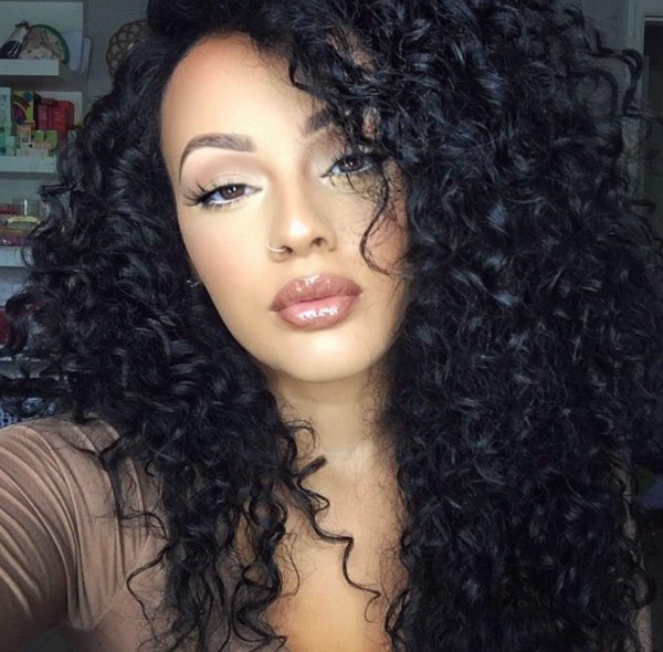 С кудрявыми девушками