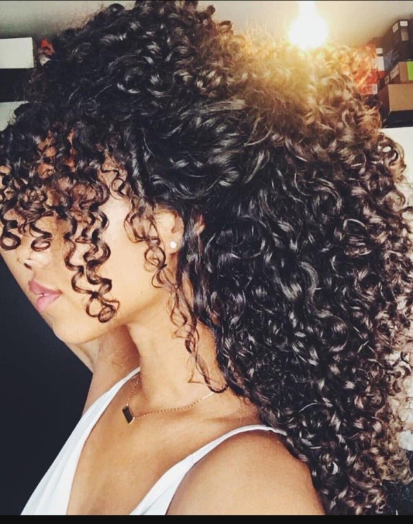 С кудрявыми девушками