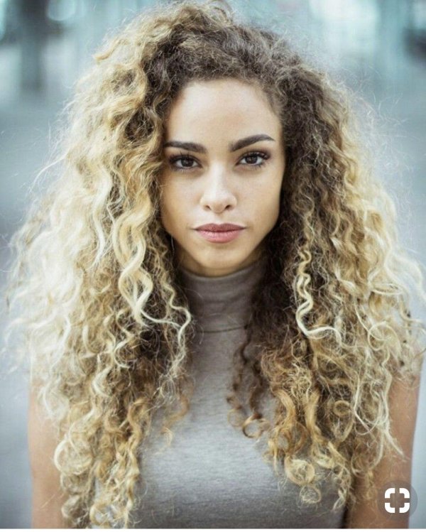 С кудрявыми девушками