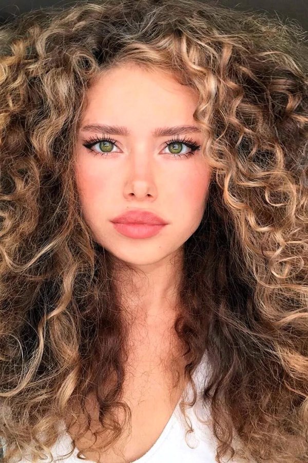 С кудрявыми девушками