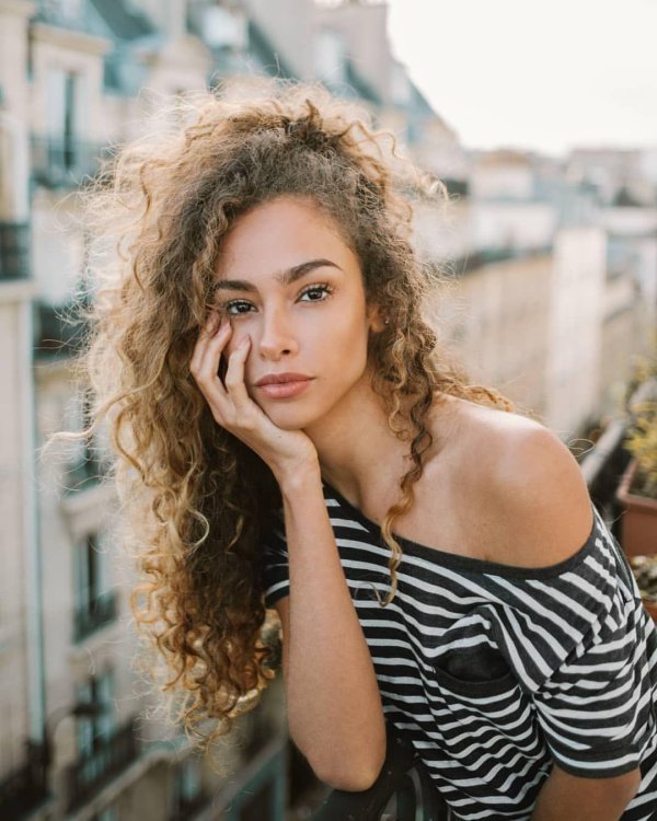 С кудрявыми девушками