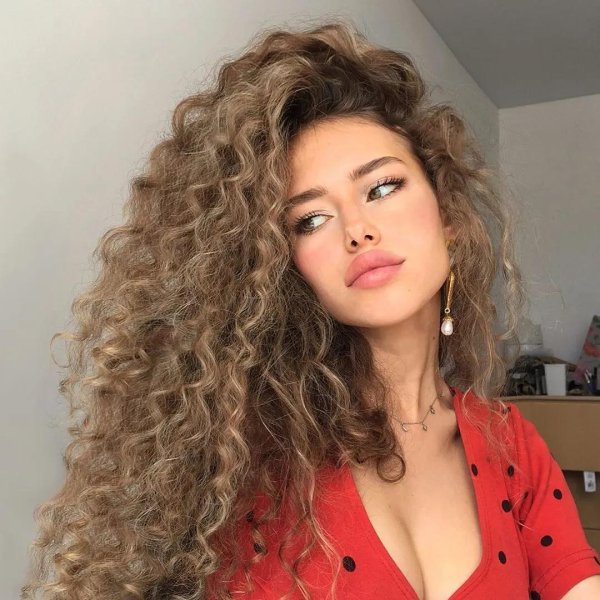 С кудрявыми девушками