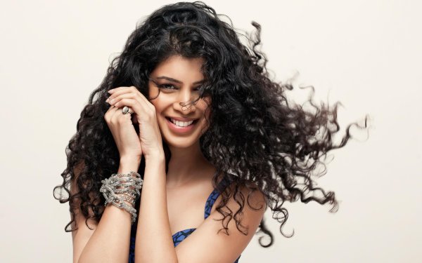 С кудрявыми девушками