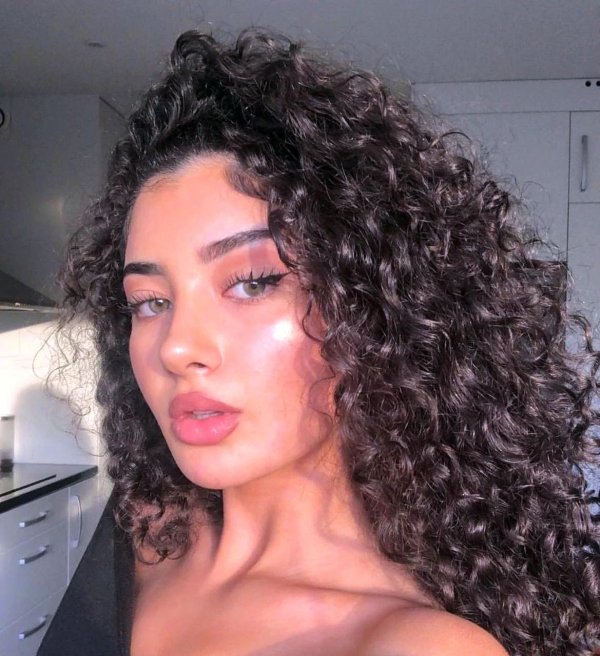 С кудрявыми девушками