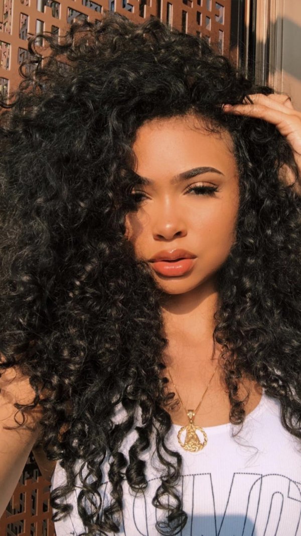 С кудрявыми девушками