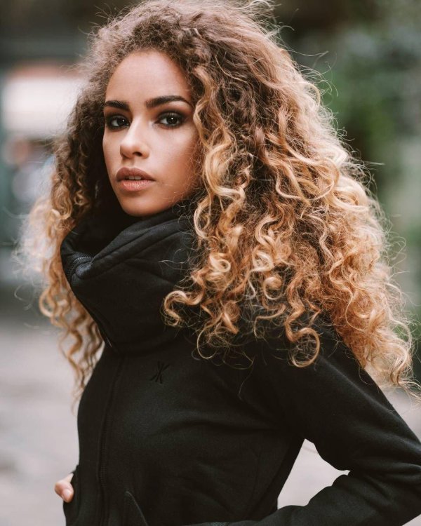 С кудрявыми девушками