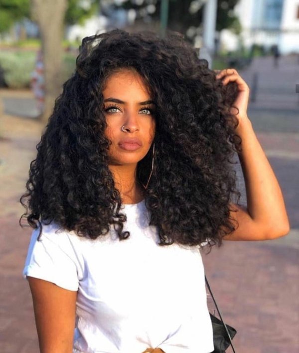 С кудрявыми девушками