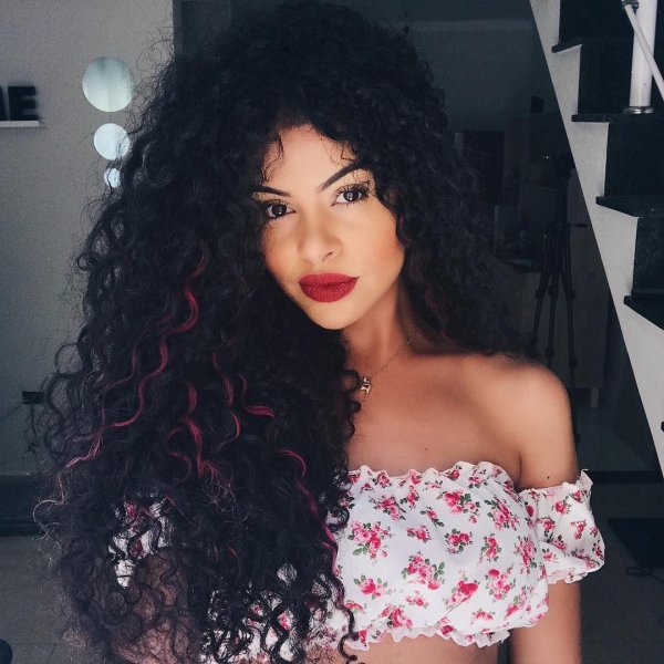 С кудрявыми девушками