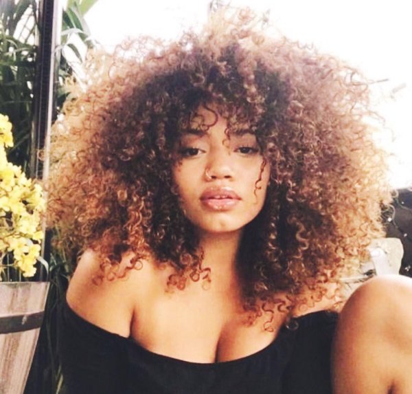 С кудрявыми девушками