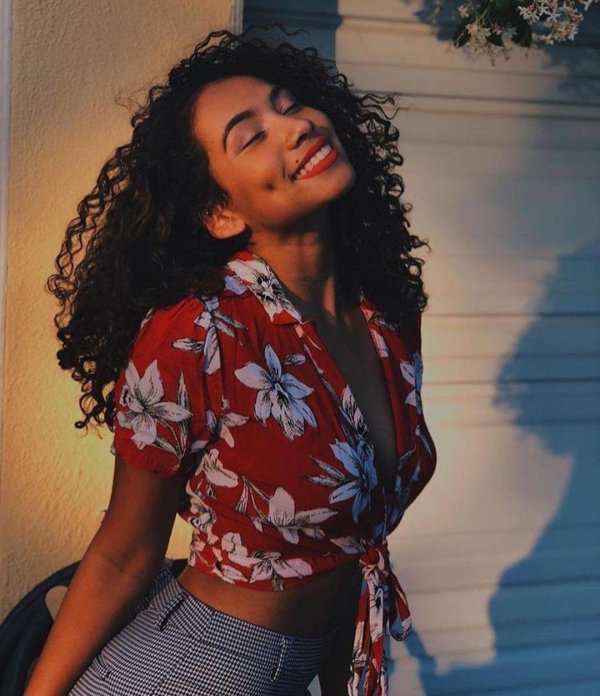 С кудрявыми девушками