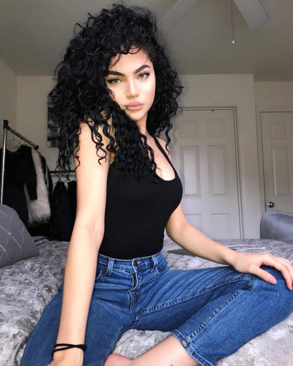 С кудрявыми девушками