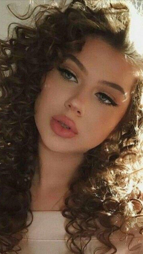 С кудрявыми девушками