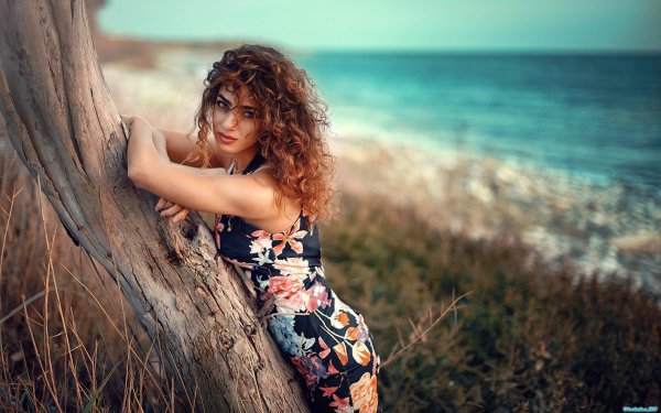 С кудрявыми девушками