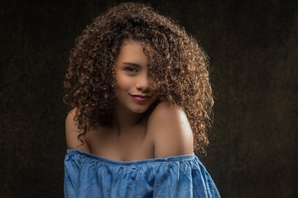 С кудрявыми девушками