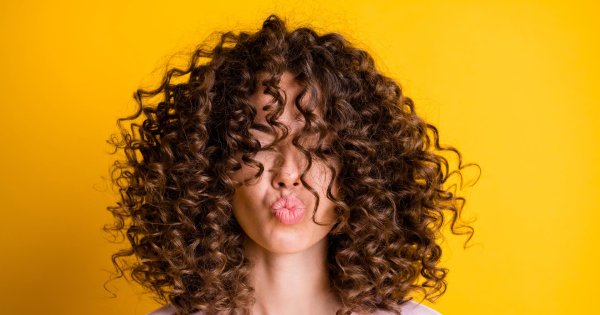 С кудрявыми девушками