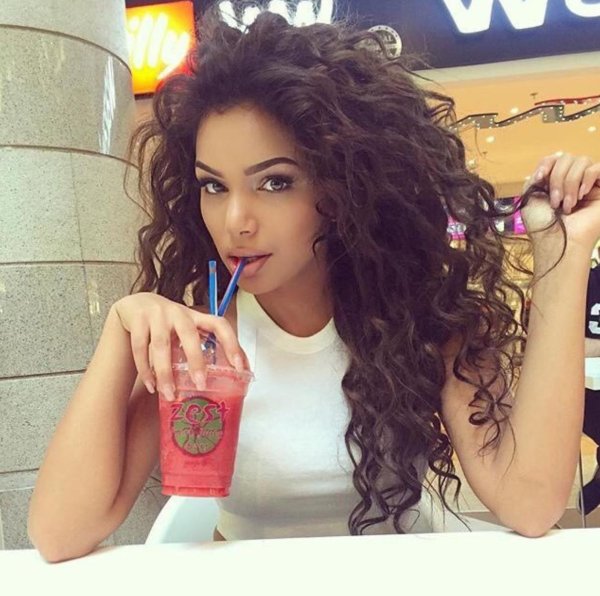 С кудрявыми девушками