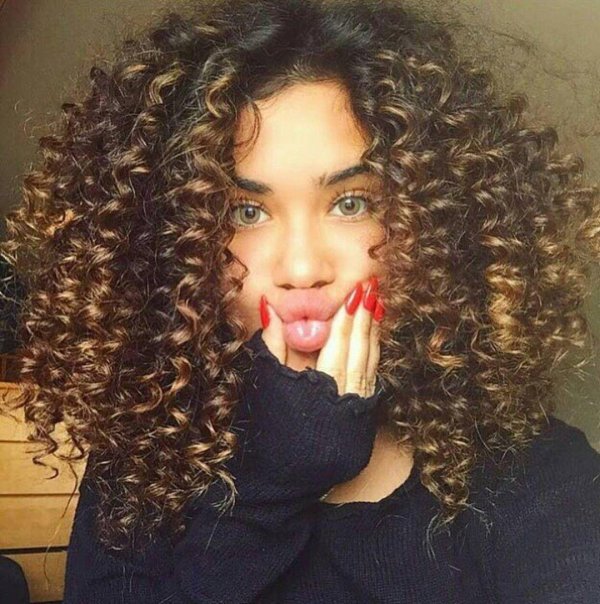 С кудрявыми девушками