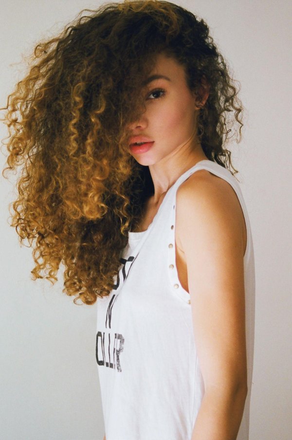 С кудрявыми девушками