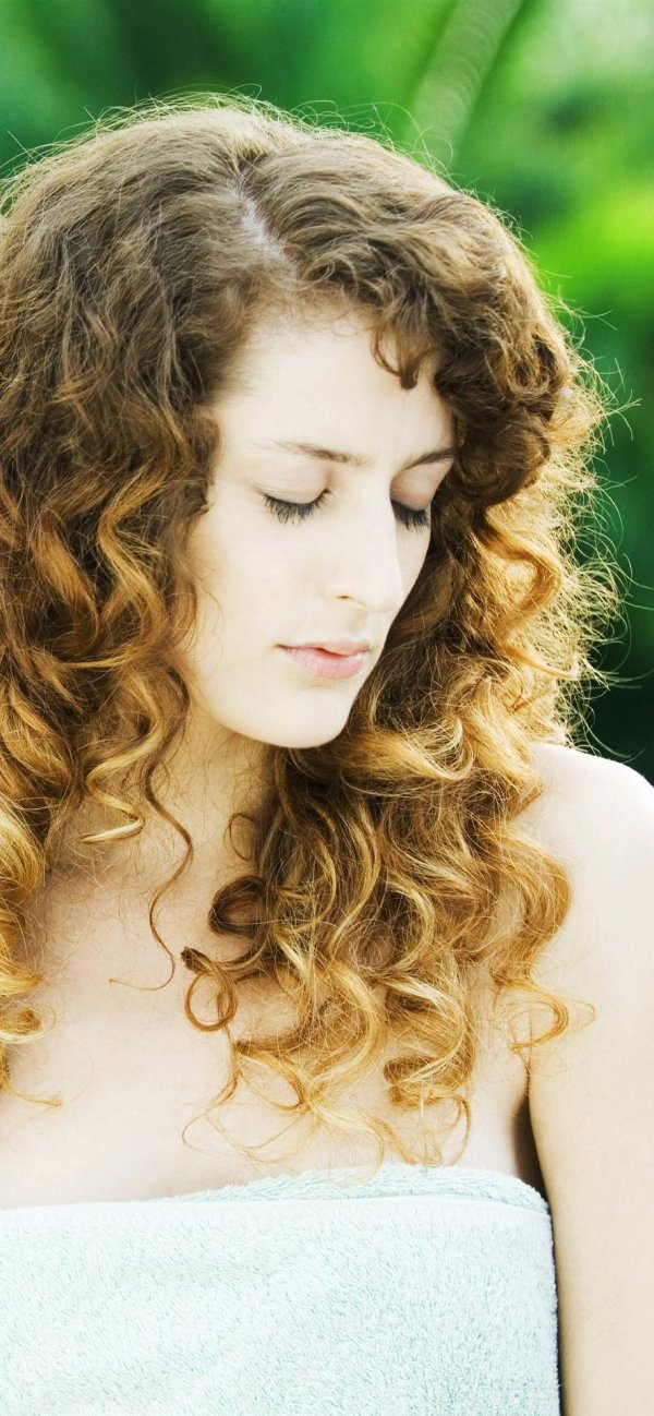 С кудрявыми девушками