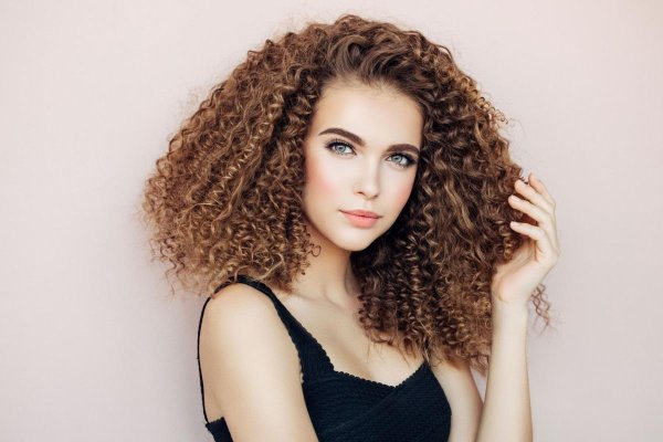 С кудрявыми девушками