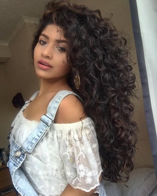 С кудрявыми девушками