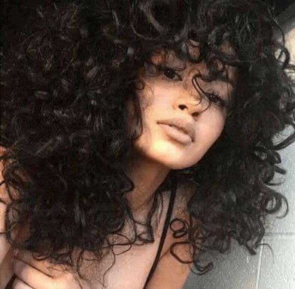 С кудрявыми девушками