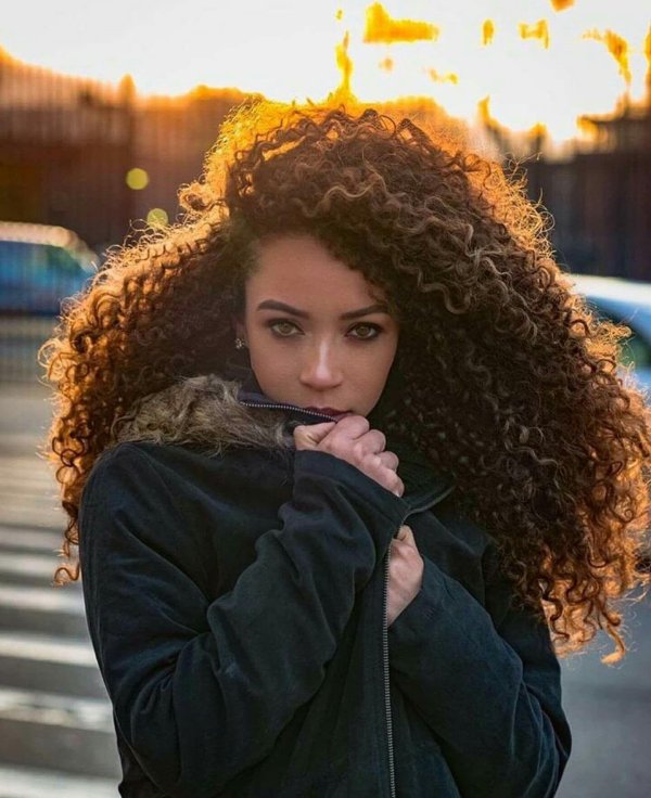 С кудрявыми девушками